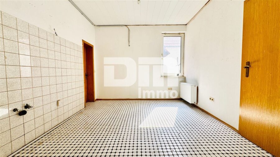 Einzigartiges Immobilien-Ensemble: Zwei Wohnhäuser MFH + EFH mit Halle auf ca. 5.300 m² Grundstück - Haus 2 EG Küche